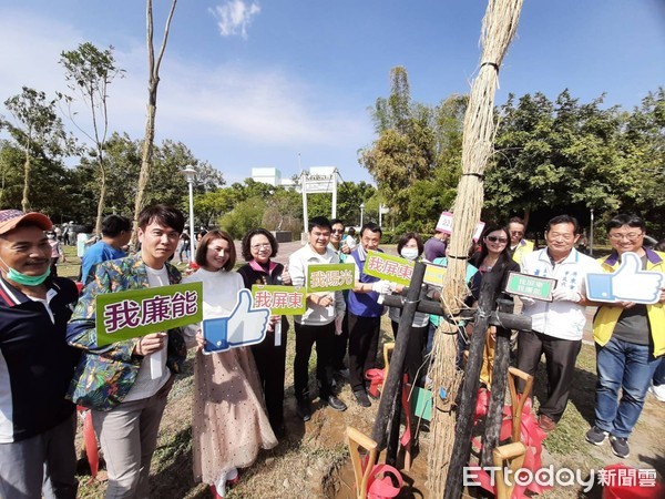 ▲屏東市公所6日在千禧公園舉行植樹活動，吸引大批民眾參與             。（圖／記者陳崑福翻攝）
