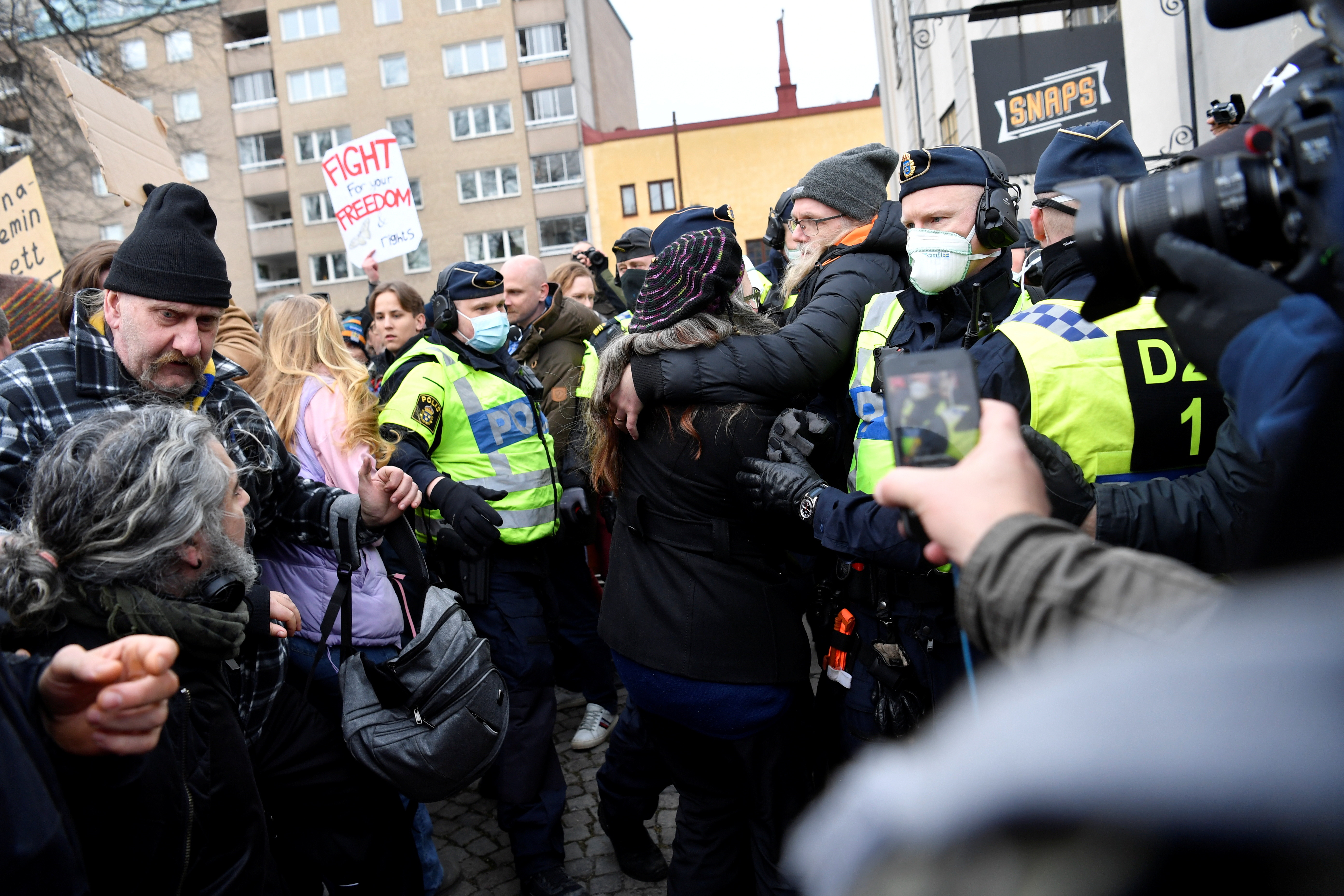 ▲▼斯德哥爾摩百人上街遊行反防疫 6員警受傷。（圖／路透）
