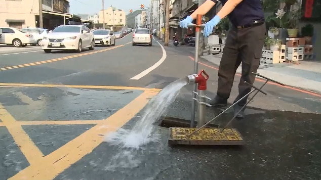 「平面式消防栓」像水溝蓋！　車主停白線收罰單。（圖／東森新聞）