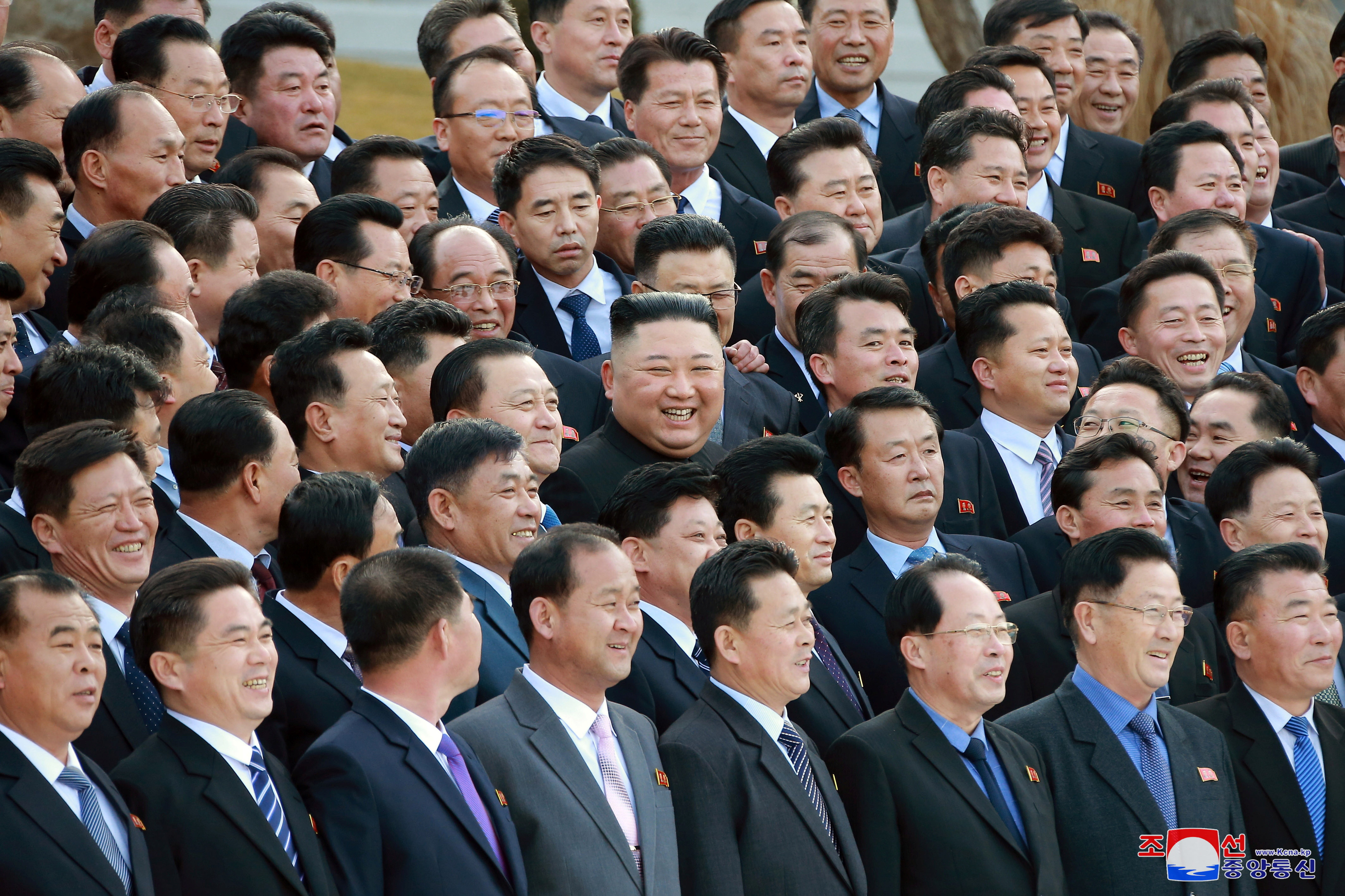 ▲▼金正恩與勞動黨各市、郡黨部責任書記拍攝紀念合照。（圖／路透社）