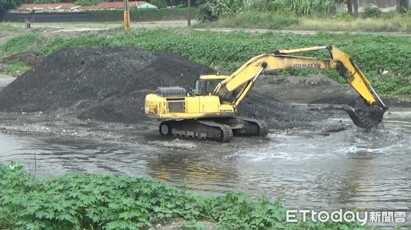 ▲保七總隊第8大隊逮獲涉嫌盜賣屏東縣民公園便道用砂石承包商，依法送辦             。（圖／保七總隊提供，以下同）