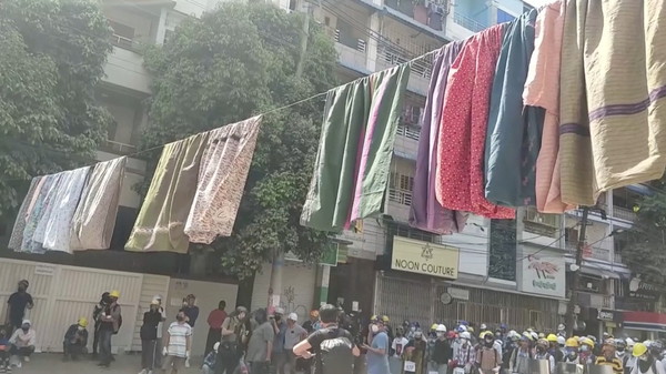 ▲▼示威者在街上高掛稱為「籠基」（longyi）的女性筒裙，成功阻止軍警進逼。（圖／路透）