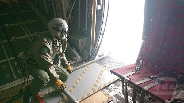 ▲▼空軍第六聯隊派遣C-130H型運輸機，於北部地區實施「空中人工增雨」作業。（圖／翻攝空軍司令部、軍聞社）
