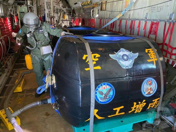 ▲▼空軍第六聯隊派遣C-130H型運輸機，於北部地區實施「空中人工增雨」作業。（圖／翻攝空軍司令部、軍聞社）