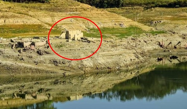 ▲苗栗水庫乾到見底　台版「水庫羅馬競技場」意外曝光。（圖／林桔春提供）