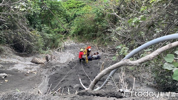 ▲▼警消搶救墜谷受重傷的「小山貓」許姓司機。（圖／記者游芳男翻攝，下同）