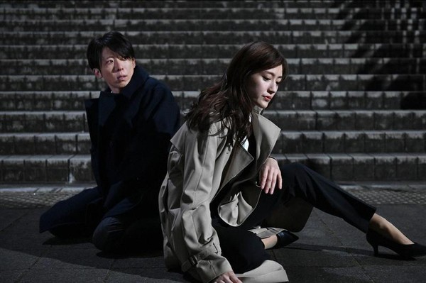 綾瀨遙（右）和高橋一生在《天國與地獄》靈魂互換，讓凶殺案調查遇上阻礙。（翻攝自TBS）