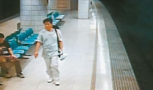 林英昌背著暗紅色帆布包前往月台搭車，裡面裝有鋼管爆裂物。（翻攝畫面）