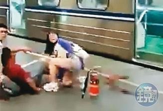 受傷乘客逃出台鐵車廂，在月台上等待救援。（讀者提供）