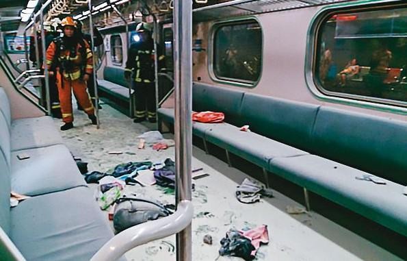 爆炸後，台鐵車廂內到處都是粉塵，乘客的物品也散落一地。（台鐵提供）