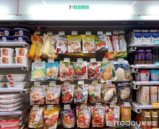 ▲7-ELEVEN去年首創將配菜、小吃商品以「吊掛架陳列」模式銷售，榮獲台灣專利認證，也針對吊掛架開發多元結構商品，品項高達30支。（圖／統一超提供）