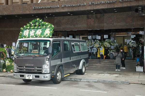 ▲吳孟達出殯！遺孀侯珊燕眉頭緊鎖　獨子捧遺照移靈火化場。（圖／CFP）