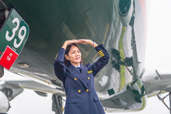 ▲▼長榮航空正妹機長林之璿。（圖／翻攝自長榮航空FB粉絲專頁）