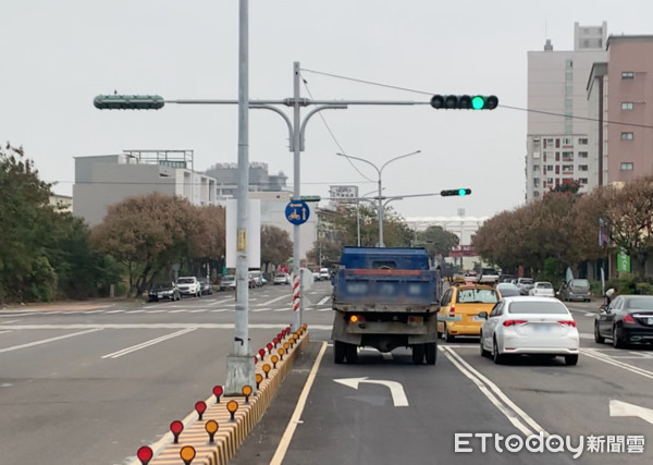 ▲雲林縣斗六市明德北路和正心二路口因配合雲林縣政府工務處道路修改新增車道，增設圓形燈號指示，可不必等左轉綠燈。卻有發現許多駕駛人不知，還燈亮後在路口傻等狀態。（圖／記者蔡佩旻攝）