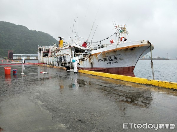 ▲▼蘇澳籍遠洋漁船「永裕興18號」遭巨浪襲擊毀損嚴重，救生艇也不見（紅圈處）。（圖／記者游芳男攝，下同）