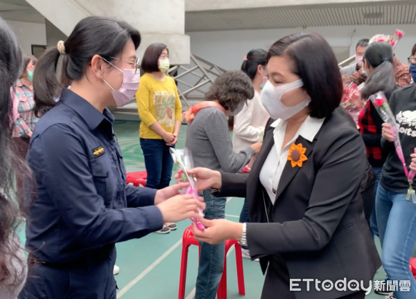 ▲雲林縣警局也準備康乃馨與草莓蛋糕致贈一百多位女警，表彰女性警員平時對於警政工作及家庭奉獻無悔付出。（圖／記者蔡佩旻攝）