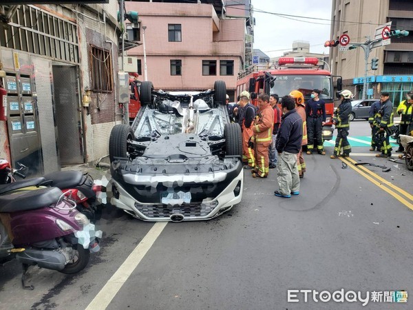 ▲▼三峽男開車頭暈撞小黃，瞬間翻車四輪朝天，監視器拍下翻車瞬間             。（圖／記者陳以昇翻攝）