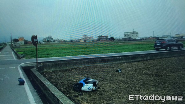 ▲▼詹女騎車經過路口時，不慎和小客車發生碰撞，詹女連人帶車一起摔進田裡。（圖／記者黃孟珍翻攝）