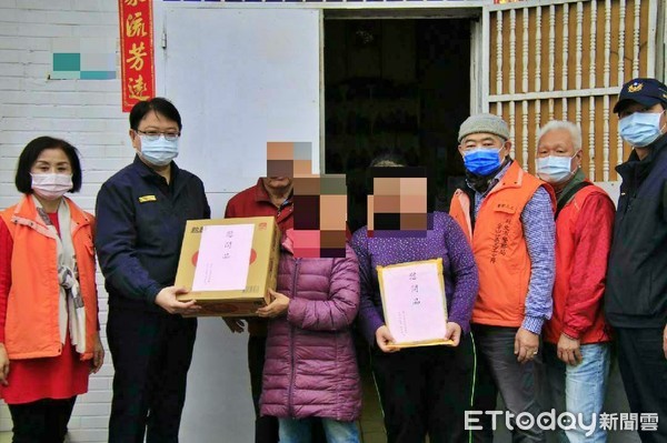 ▲金山警攜手志工中隊關懷弱勢 送生活物資暖人心好溫情。（圖／新北市金山警分局提供）