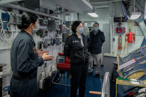 ▲▼總統蔡英文冒雨登上蘭陽軍艦。（圖／總統府提供）