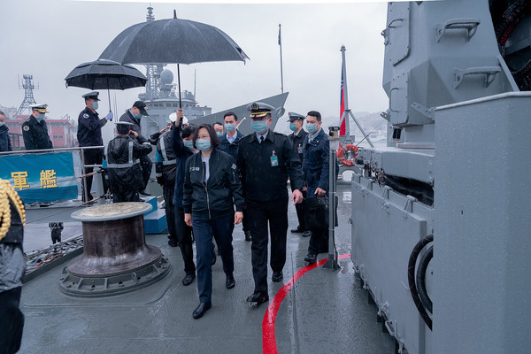 蔡英文冒雨登蘭陽艦　要求提升三軍聯合作戰「捍衛主權寸步不讓」 | ETt