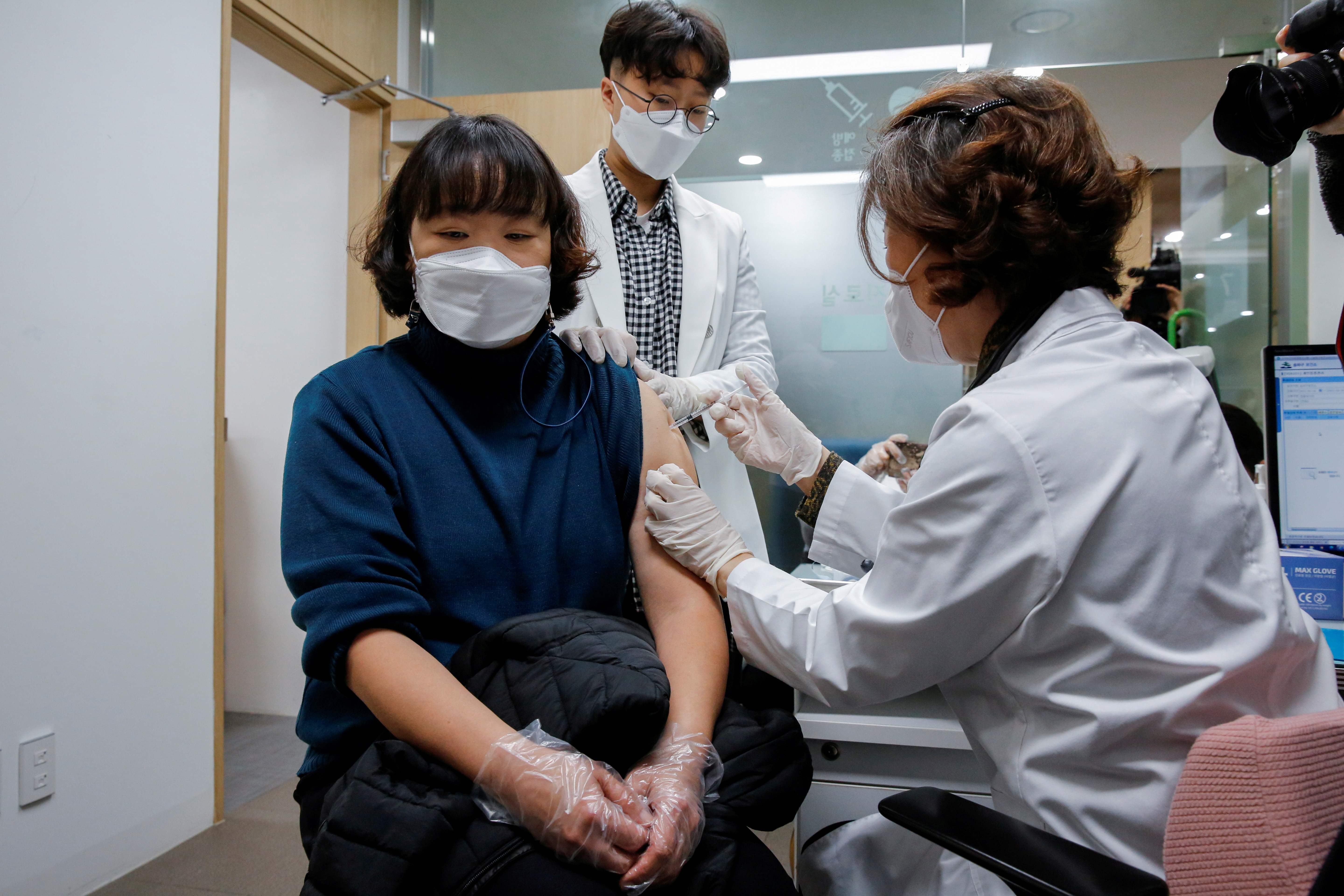 ▲▼南韓目前已有38.3萬人完成新冠疫苗接種。（圖／路透社）