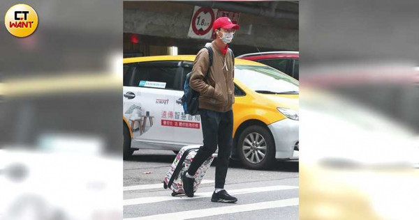 江宏傑在行天宮站下車，拖著HELLO KITTY的行李箱前往經紀公司。