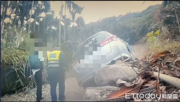 ▲內埔警分局泰武所警員陳智峰協助梁姓男子脫困             。（圖／記者陳崑福翻攝，以下同）