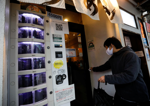 ▲▼為因應PCR試劑每日供應數量太少，日本「新冠肺炎試劑販賣機」提供另類試劑購買途徑。（圖／路透）