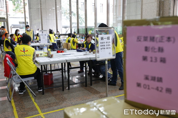 ▲▼由國民黨發起的「反萊豬」及「公投綁大選」兩項公投案，3/9在公投發起領銜人江啟臣、林為洲及一票國民黨籍立委的護送下，將超過百萬件的公投聯署書送至中選會。中選會在點收後，隨即展開審查作業。（圖／記者湯興漢攝）