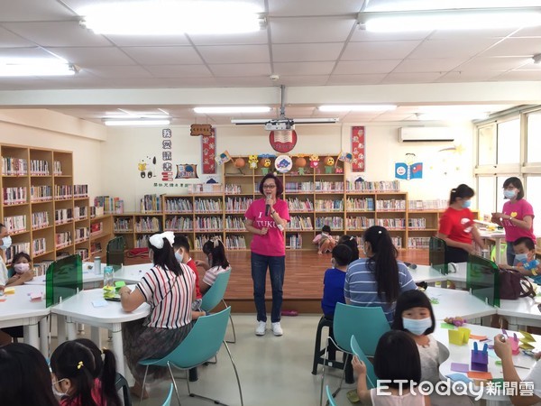 ▲土庫圖書館透過各種多元閱讀推廣，例如故事手作、作家有約、主題書展、影片欣賞、參訪導覽等方式，行銷圖書館資源。（圖／記者蔡佩旻翻攝）