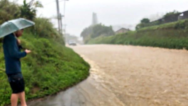 ▲▼夏威夷州毛伊島（Maui）遭到洪災侵襲，考帕卡盧亞水壩（Kaupakalua Dam）潰決。（圖／路透）