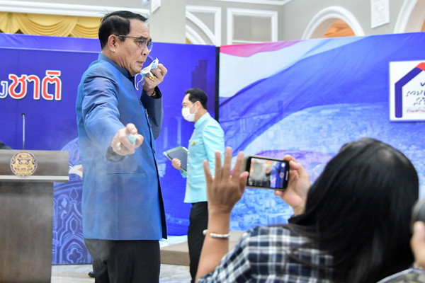 ▲▼泰國總理帕拉育（Prayuth Chan-ocha）在記者會上拿酒精噴媒體。（圖／路透）
