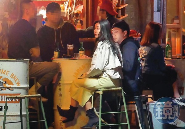 2/22 23：35 看完電影後，明杰（右）與安于晴（左）轉到台北市赤峰街酒吧續攤。