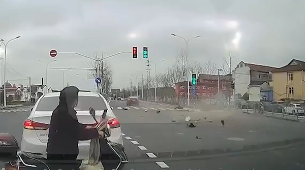 ▲上海男子騎車載老婆，闖紅燈發生意外。（圖／翻攝自沸點新聞，下同）