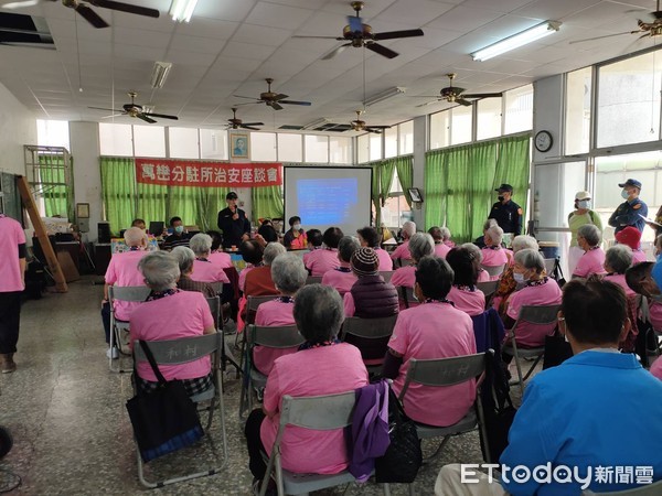 ▲內埔警分局在萬巒鄉萬和村社區活動中心，利用客語宣導交安及治安，讓鄉親感到很親切             。（圖／記者陳崑福翻攝）