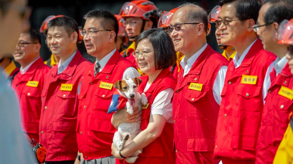 蔡英文領養退役搜救犬「樂樂」　第一家庭寵物圈變2貓4犬 | ETtoda