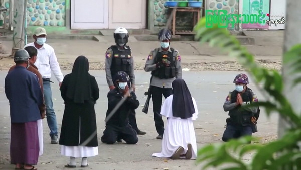 ▲▼緬甸修女向警方下跪，請求他們不要傷害示威者。（圖／路透）