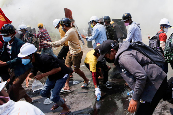 ▲▼緬甸維安部隊發射催淚瓦斯軍，鎮壓示威群眾。（圖／路透）