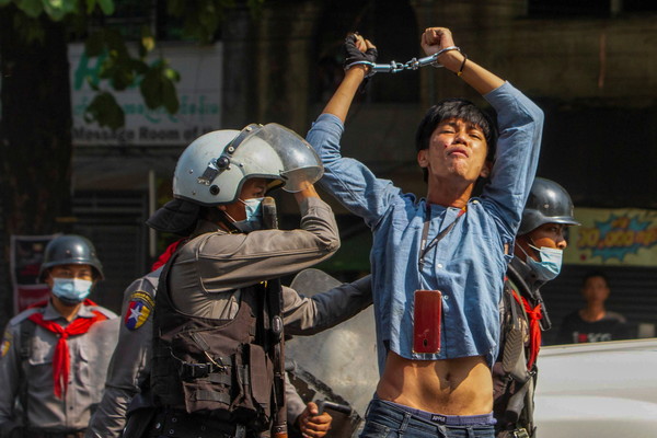▲▼緬甸仰光一名示威者遭到武裝警察逮捕。（圖／路透）
