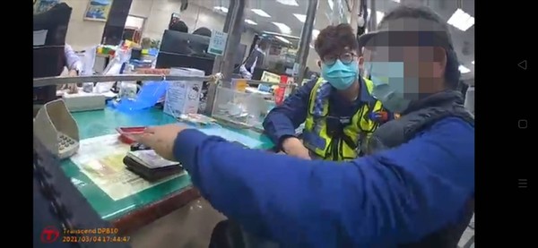 ▲台中大叔難敵網路美人關，機警行員連3萬5都要阻詐。（圖／記者鄧木卿翻攝）
