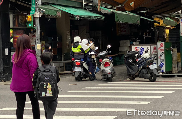 ▲▼三重浪貓路中央遭輾掙扎！暖警擋道急送醫　網淚：祂不痛了。（圖／網友Yaode Chen授權提供）