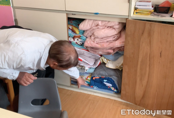 ▲臉書社團《靠北幼稚園》日前有網友貼出一張雲林縣某幼兒園的幼童躺在棉被櫃中圖片，指控教師「讓小朋友睡在櫃子內」等疑似虐童事件。（圖／記者蔡佩旻翻攝）