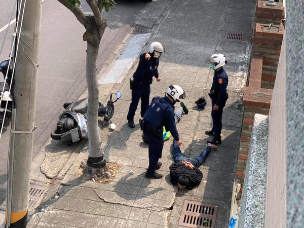 ▲▼男子疑酒駕心虛，不顧警察攔查加速逃逸，上演警匪追逐。（圖／翻攝臉書社團「龍井之美」）