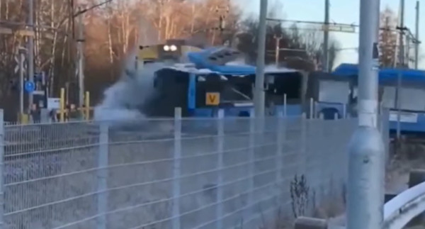 ▲▼瑞典火車與公車相撞。（圖／翻攝自Facebook／@Tumundoadiario）