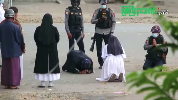 ▲▼ 緬甸45歲修女努唐（Ann Rose Nu Tawng）向全副武裝的多名員警雙膝下跪。（圖／路透）