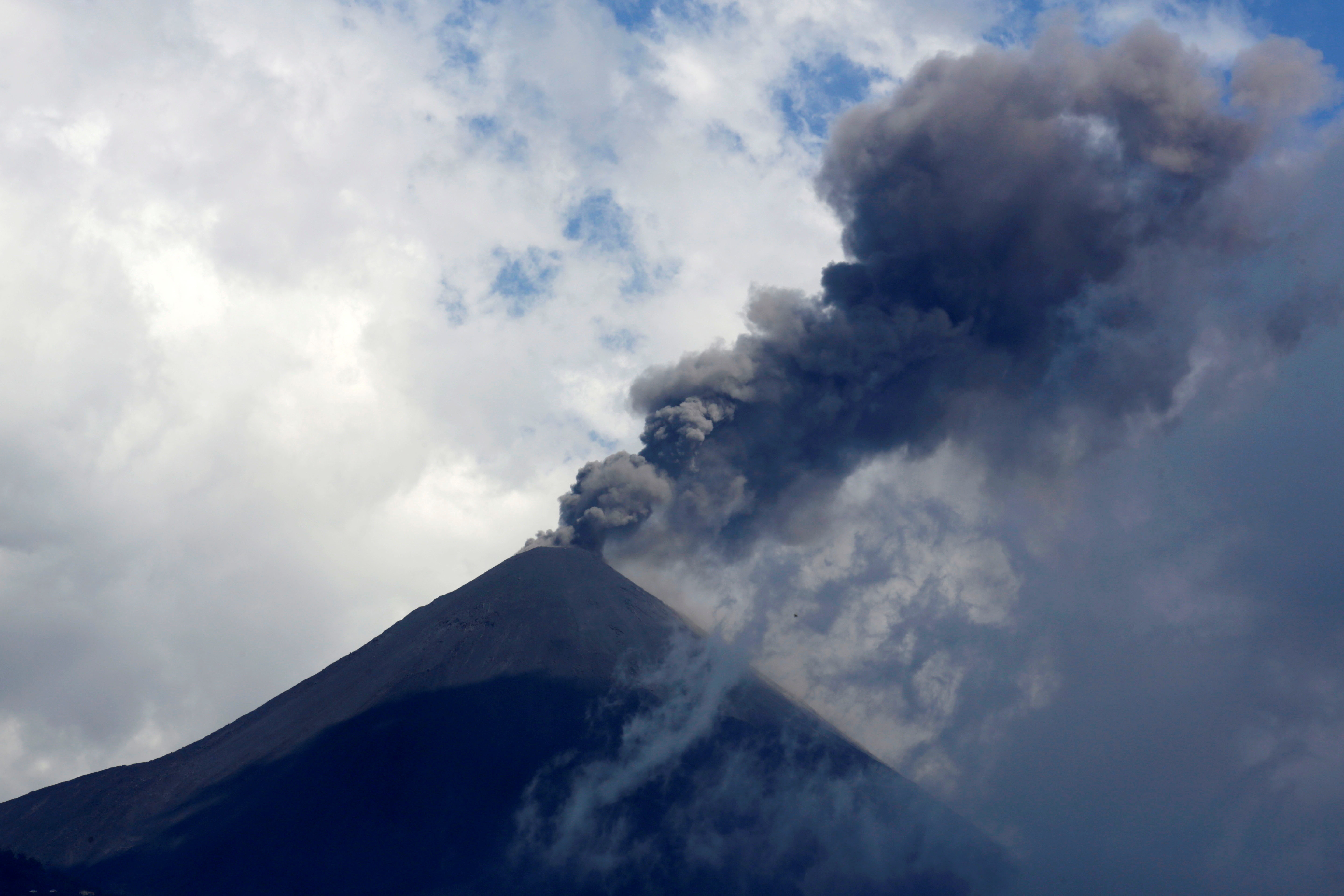 ▲▼尼加拉瓜火山噴發弄照整片天空。（圖／路透）