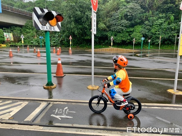 ▲騎腳踏車勇闖關重機考場 基隆3百幼童獲頒交安體驗證。（圖／記者郭世賢翻攝）