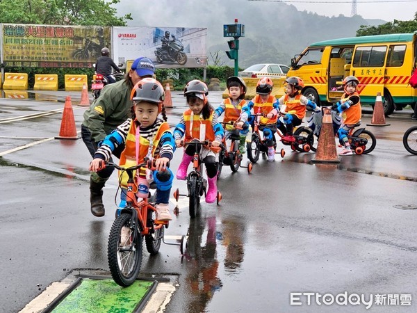 ▲騎腳踏車勇闖關重機考場 基隆3百幼童獲頒交安體驗證。（圖／記者郭世賢翻攝）