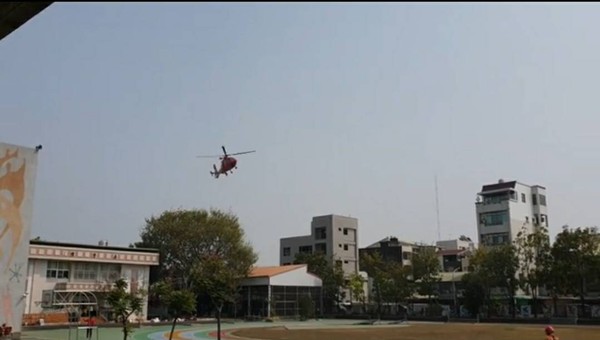 ▲嘉義市民防演練空勤直升機降落國小操場引來騷動。（圖／記者翁伊森翻攝）